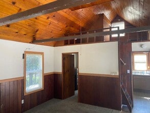 22662 Seeley Dr in Crestline, CA - Foto de edificio - Building Photo