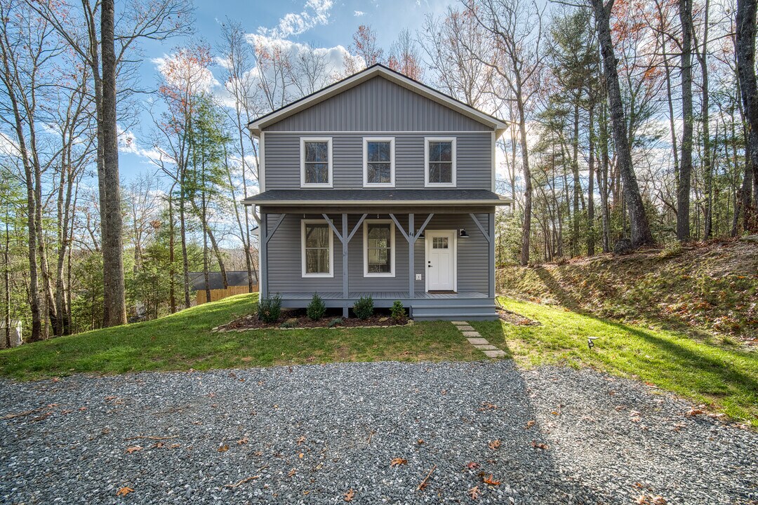 44 Sherwood Vlg Ct in Brevard, NC - Building Photo