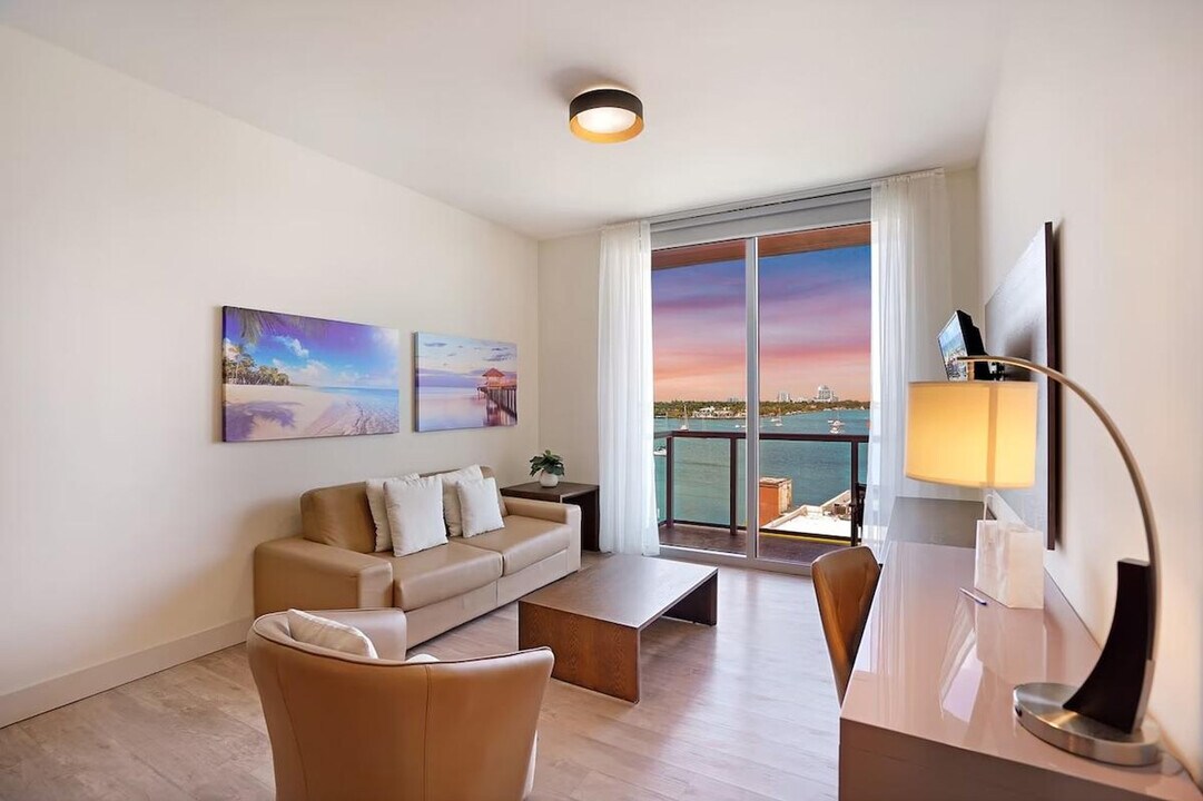 327 Pierce St in Hollywood, FL - Building Photo