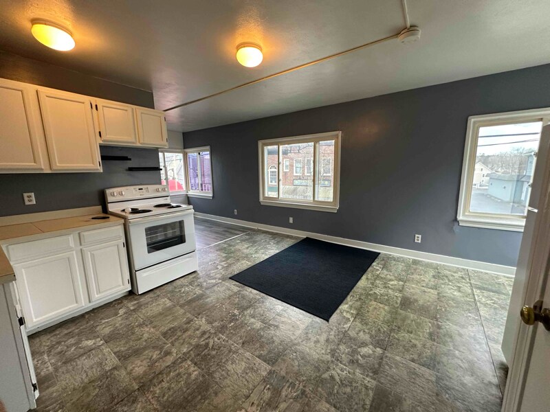 51 Central St, Unit 2F in Southbridge, MA - Building Photo