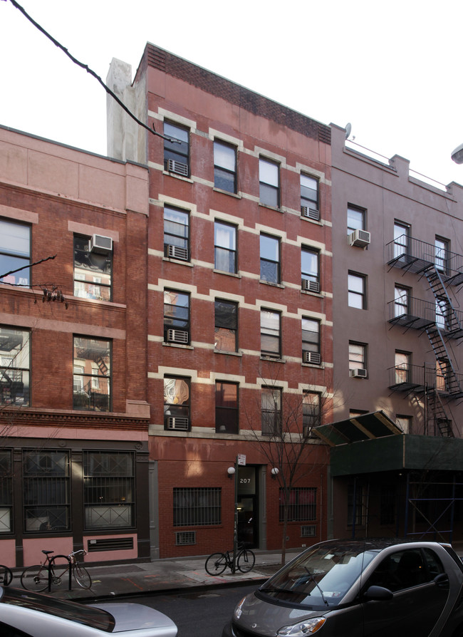 207 Sullivan St in New York, NY - Building Photo - Building Photo