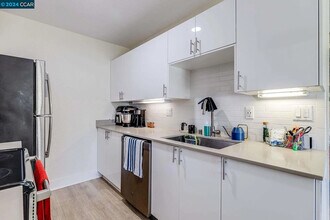 100 Shoreline Ct in Richmond, CA - Building Photo - Building Photo