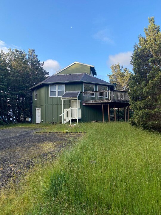 305 6th St NW in Long Beach, WA - Building Photo