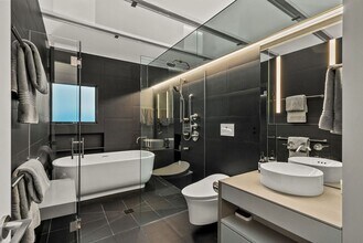 1527 Cabrillo Ave in Los Angeles, CA - Foto de edificio - Building Photo