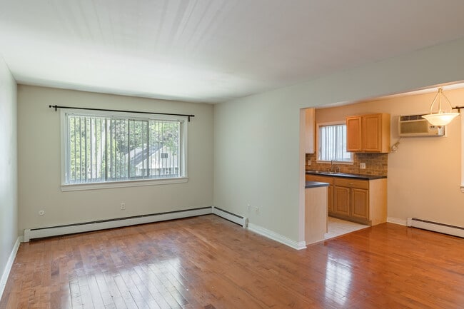 484 E Breckenridge St in Ferndale, MI - Foto de edificio - Interior Photo