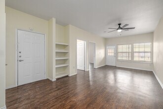 Hunters Glen- Income Restricted in San Antonio, TX - Foto de edificio - Interior Photo