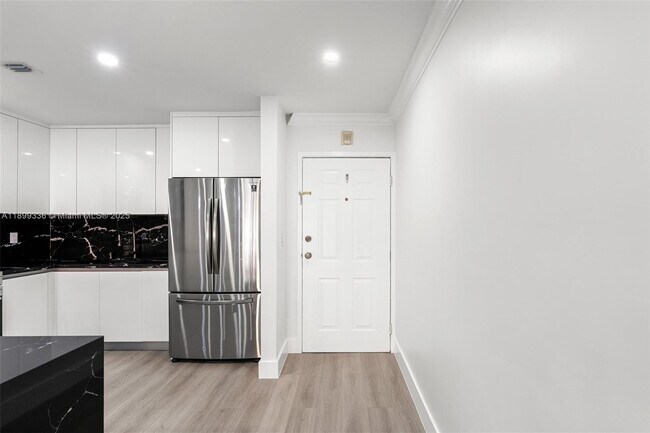 9405 SW 76th St in Miami, FL - Building Photo - Building Photo