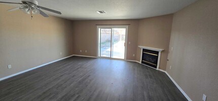 43627 6th St E in Lancaster, CA - Foto de edificio - Building Photo