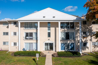 Old Orchard Condominiums in Skokie, IL - Foto de edificio - Building Photo