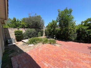 23627 Vía Beguine in Santa Clarita, CA - Building Photo - Building Photo