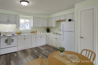 22 Hillside Ln in Lewiston, ME - Foto de edificio - Building Photo