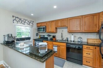 8 Wedgewood Dr in Verona, NJ - Building Photo - Building Photo