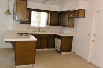 2902 S Jacob St in Visalia, CA - Foto de edificio - Building Photo