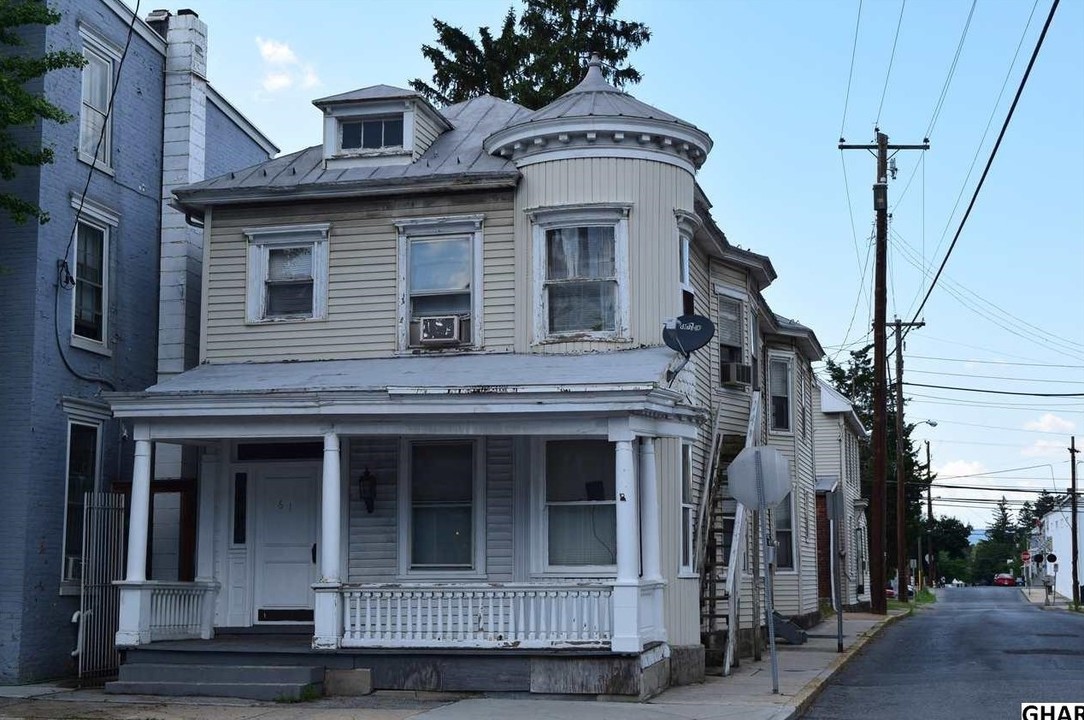 61 E Main St in Mechanicsburg, PA - Building Photo