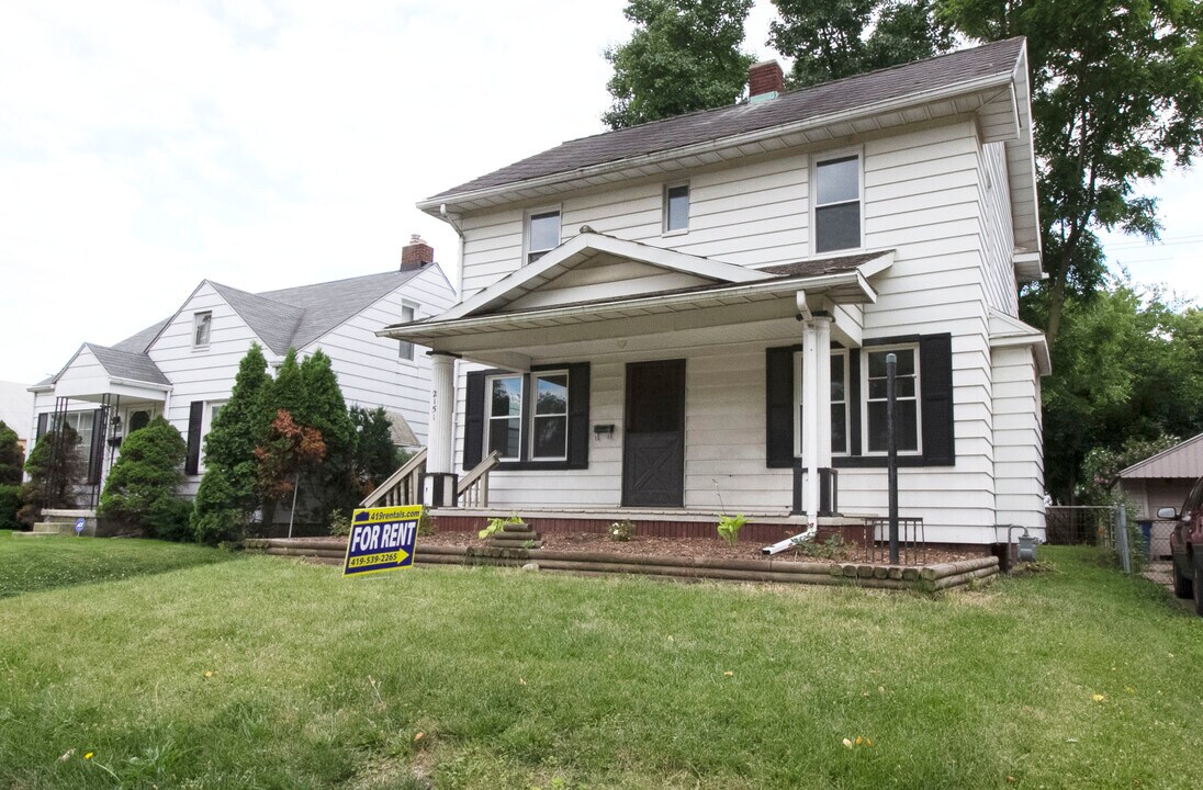 2151 W Sylvania Ave in Toledo, OH - Building Photo