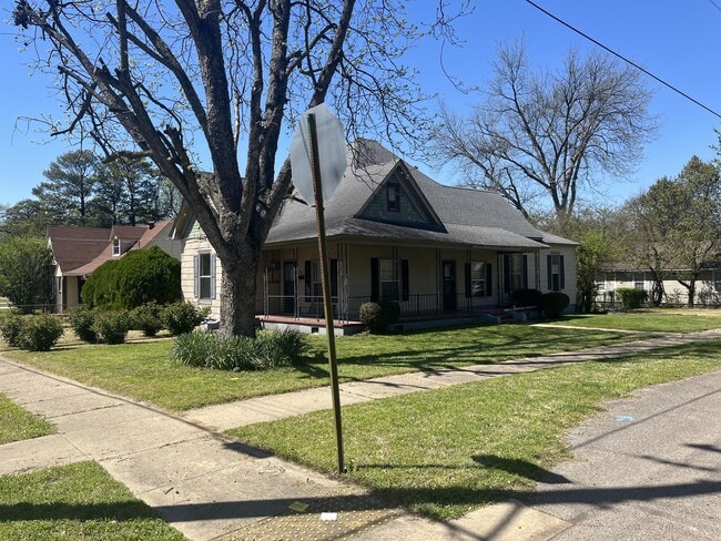 property at 904 W Oak Ave