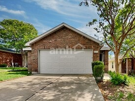 4005 Shawnee Trail in Heartland, TX - Building Photo