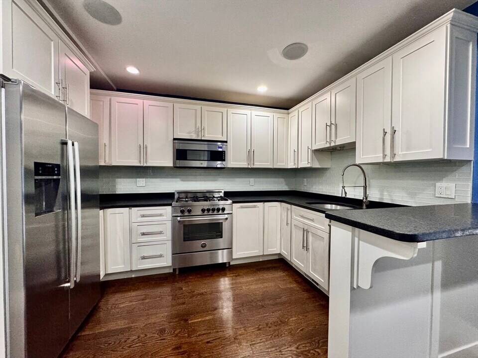 12 Mohawk St in Boston, MA - Building Photo