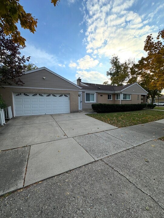 7225 E Prairie Rd in Lincolnwood, IL - Building Photo