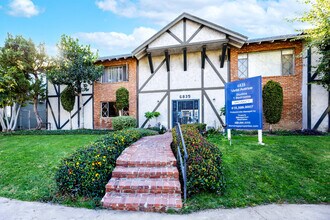 Variel Villa Apartments in Canoga Park, CA - Building Photo - Building Photo