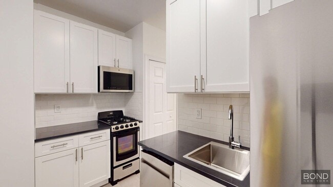 419 E 73rd St in New York, NY - Building Photo - Building Photo
