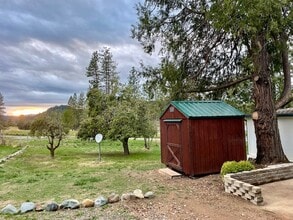 195 Hidden Valley Rd in Grants Pass, OR - Foto de edificio - Building Photo