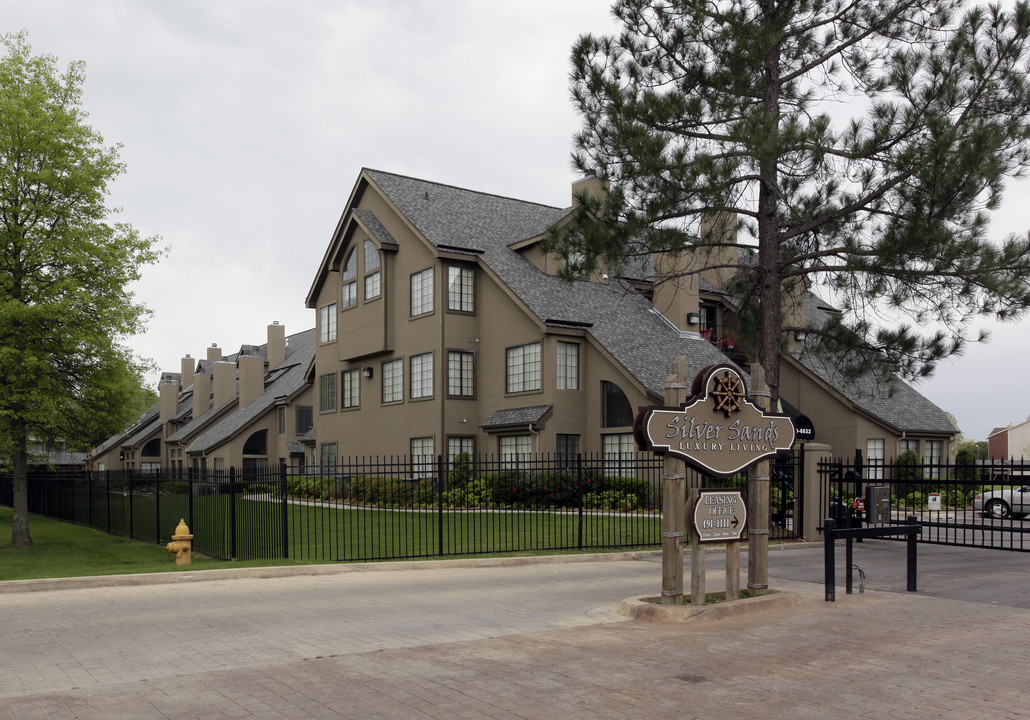 Silver Sands Luxury Living in Tulsa, OK - Building Photo