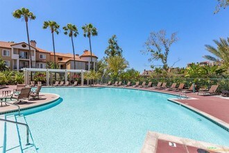 2150 Camino De La Reina, Unit 202 in San Diego, CA - Foto de edificio - Building Photo