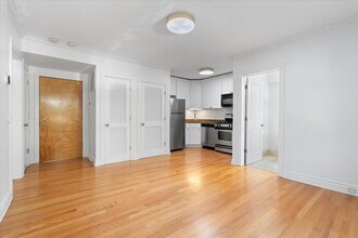1347 W Eddy St, Unit 205 in Chicago, IL - Building Photo - Building Photo