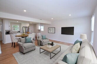 493 Middletown Ave in Wethersfield, CT - Foto de edificio - Building Photo