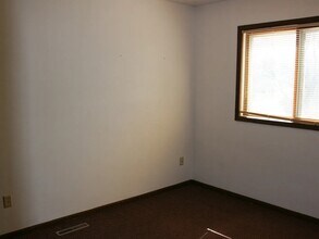 3915 Southlawn Rd in Cedar Falls, IA - Building Photo - Building Photo