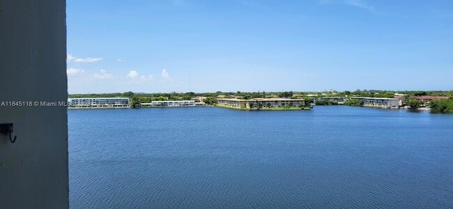 1301 NE Miami Gardens Dr, Unit 602W in Miami, FL - Building Photo - Building Photo