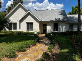 12595 SE Sunset Harbor Rd in Weirsdale, FL - Building Photo