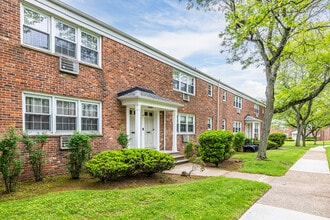 Metuchen Manor in Metuchen, NJ - Building Photo - Building Photo