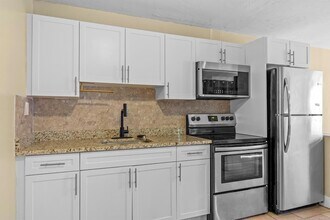 120 Pleasant Pl in Palm Springs, FL - Building Photo - Building Photo