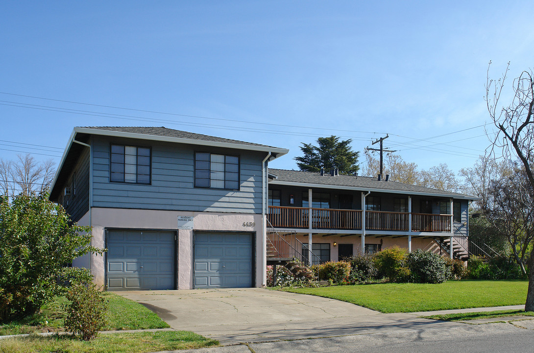 4439 V St in Sacramento, CA - Building Photo