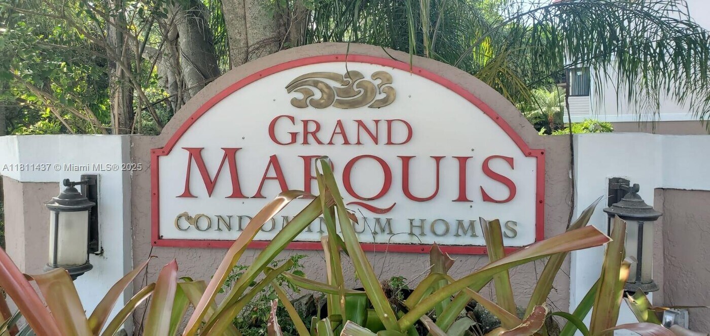 10125 W Sunrise Blvd in Plantation, FL - Building Photo
