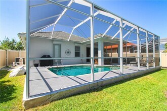 695 92nd Ave N in Naples, FL - Foto de edificio - Building Photo