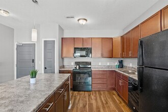 8350 Cascade Ave in West Des Moines, IA - Building Photo - Building Photo