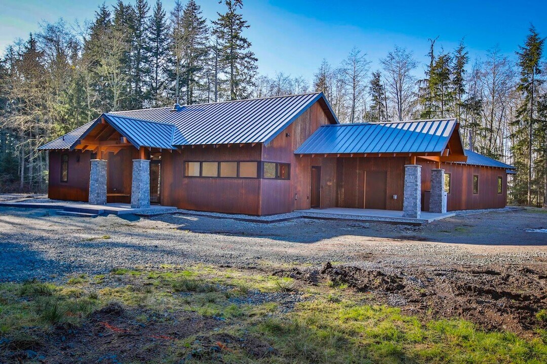 673 E Peters Rd in Greenbank, WA - Building Photo