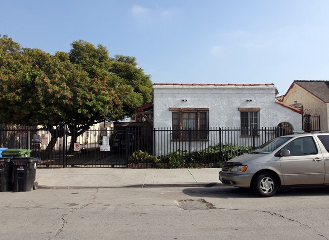 6532 S Victoria Ave in Los Angeles, CA - Foto de edificio - Building Photo