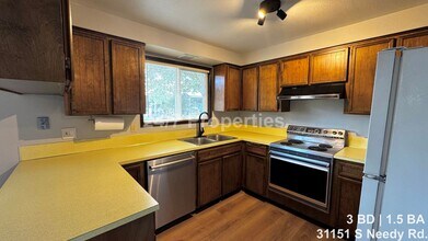 31151 S Needy Rd in Canby, OR - Foto de edificio - Building Photo