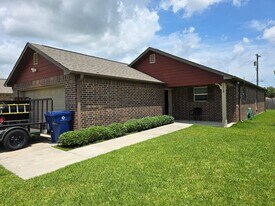 2418 14th Ave N in Texas City, TX - Building Photo