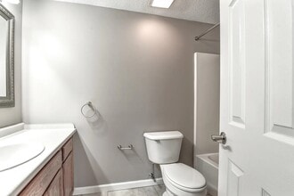 Village Green in West Seneca, NY - Foto de edificio - Building Photo