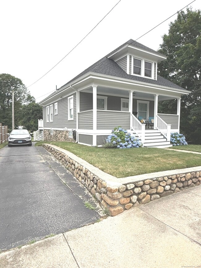 2 Maple Ave in Stonington, CT - Building Photo - Building Photo