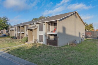 Whispering Oaks Apartments in North Richland Hills, TX - Foto de edificio - Building Photo