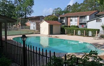 800 Bellshire Apartments in Conroe, TX - Building Photo - Building Photo
