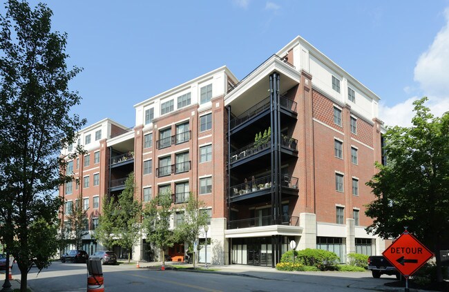 83-87 Railroad Pl in Saratoga Springs, NY - Foto de edificio - Building Photo