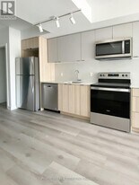 2000 Bathurst St in Toronto, ON - Building Photo