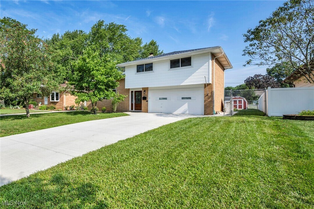 23976 Noreen Dr in North Olmsted, OH - Building Photo
